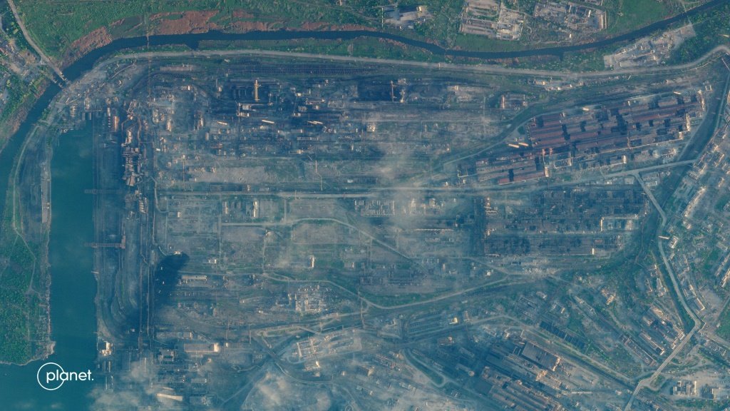 Imagem de satélite divulgada em 6 de maio de 2022 pela Planet Labs PBC mostra a siderúrgica Azovstal em Mariupol, no Mar de Azov, em 4 de maio (AFP/AFP)