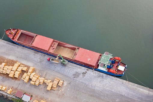 Navio cargueiro é abastecido com grãos: países do Leste Europeu sugerem uso de frota militar para proteger exportações da Ucrânia (Getty Images/Getty Images)