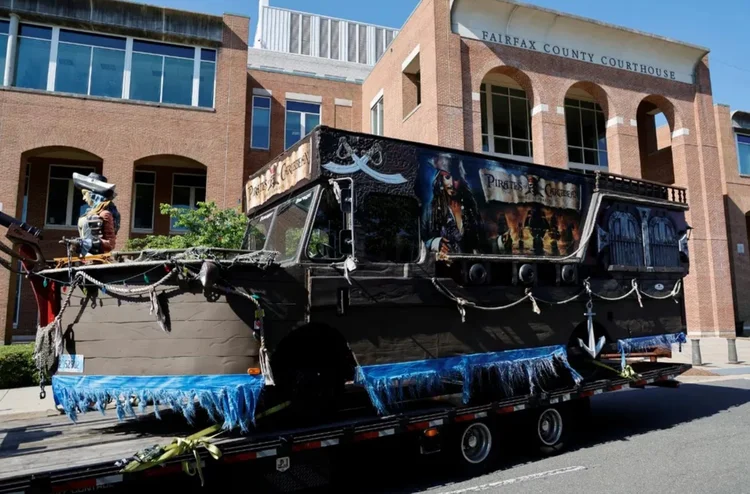 Caso Johnny Depp v. Amber Heard: navio de "Piratas do Caribe" é visto em frente ao tribunal durante deliberações finais (Jonathan Ernst / Reuters/Reuters)