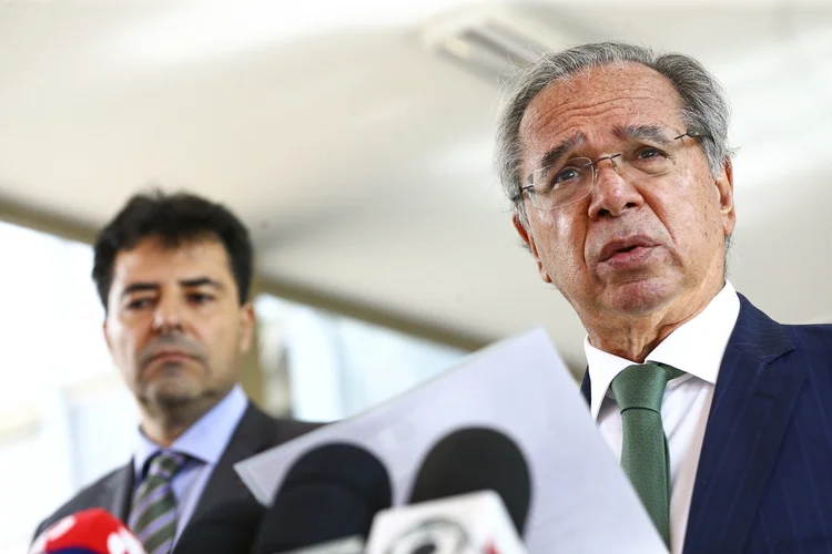 O ministro de Minas e Energia, Adolfo Sachsida, e o ministro da Economia, Paulo Guedes, durante entrevista coletiva. (Marcelo Camargo/Agência Brasil)