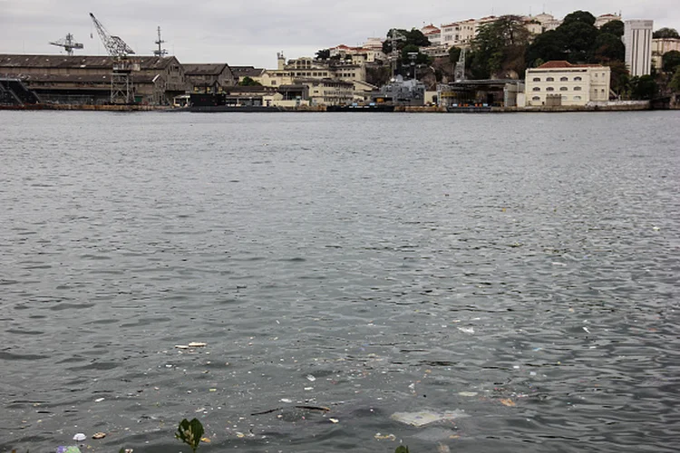 Poluição na Baía da Guanabara: Brasil tem 100 milhões de pessoas sem acesso a saneamento (NurPhoto / Colaborador/Getty Images)