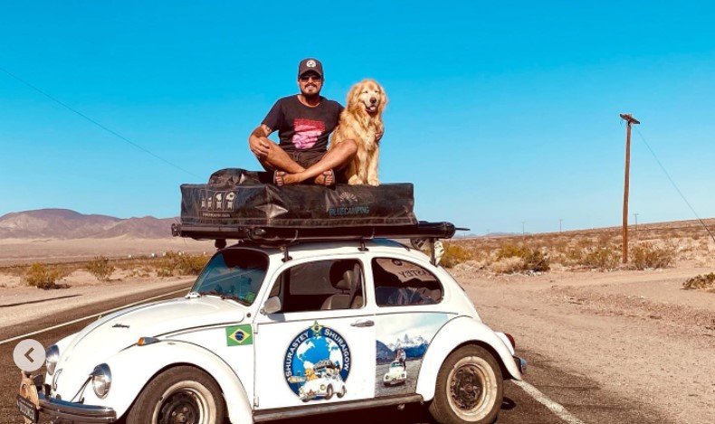Jesse Koz e o cão Shurastey em foto na famosa Route 66 (Instagram Shurastey/Reprodução)