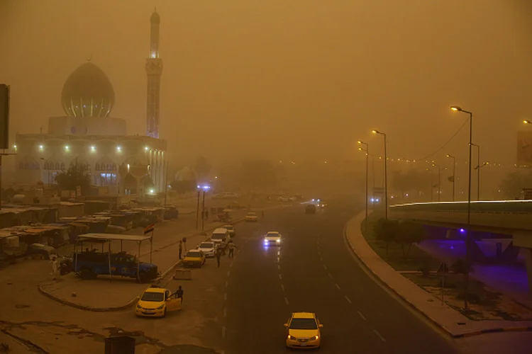 Tempestade de areia em Bagdá, no Iraque, fecha aeroportos e provoca hospitalizações (Ameer Al-Mohammedawi/picture alliance via Getty Images/Getty Images)