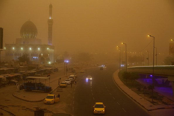 Tempestade de areia em Bagdá, no Iraque, fecha aeroportos e provoca hospitalizações (Getty Images/Ameer Al-Mohammedawi/picture alliance via Getty Images)