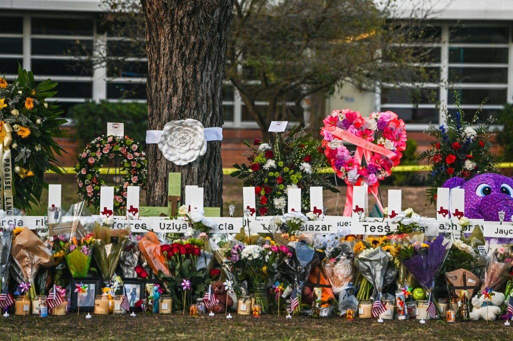 Homenagem às vítimas do tiroteio do lado de fora da Escola Primária Robb, em Uvalde, Texas (AFP/AFP)