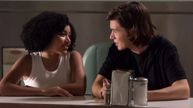 Amandla Stenberg ("O Ódio Que Você Semeia") e Nick Robinson ("Heartstopper" da Netflix) são Maddie em Olly no filme "Tudo e Todas As Coisas" (TV Globo/Reprodução)