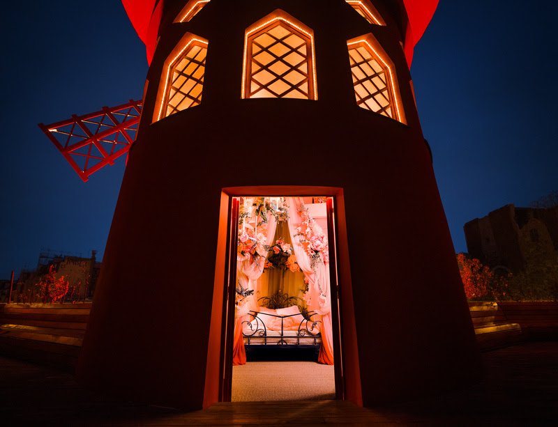 Moinho do Moulin Rouge tem quarto secreto disponível no Airbnb