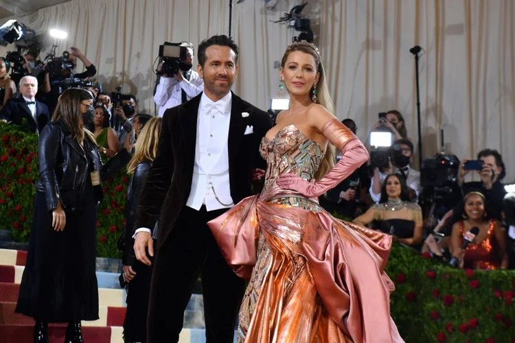 Ryan Reynolds, Blake Lively e o vestido que mudava de cor. (AFP/AFP)