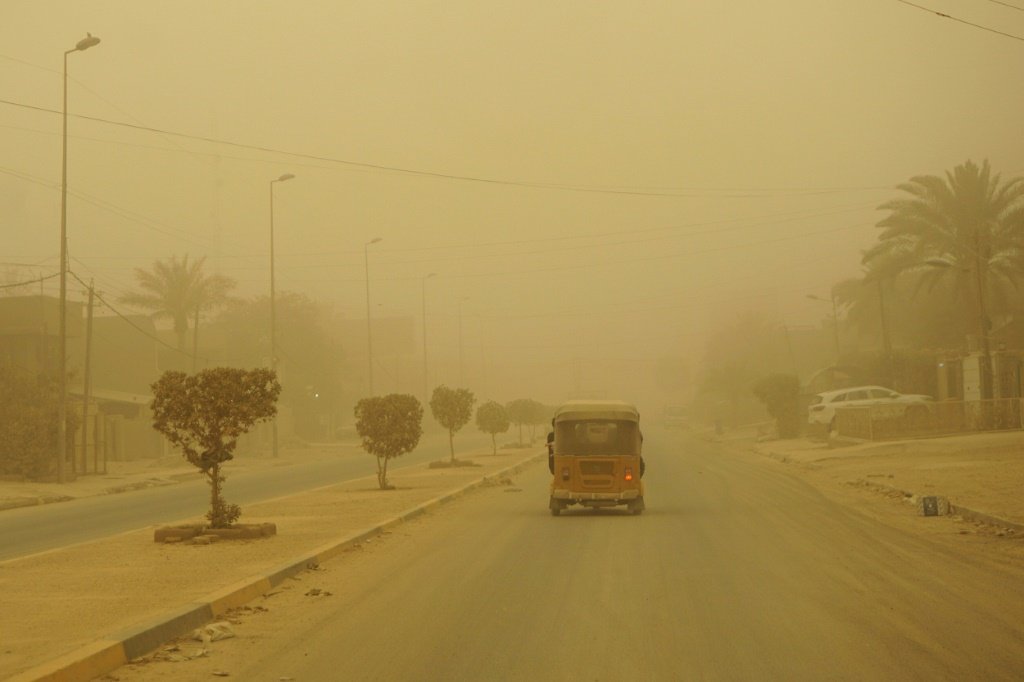 Veículo circula por Bagdá: cidade foi novamente afetada por uma tempestade de areia neste 5 de maio (AFP/AFP)