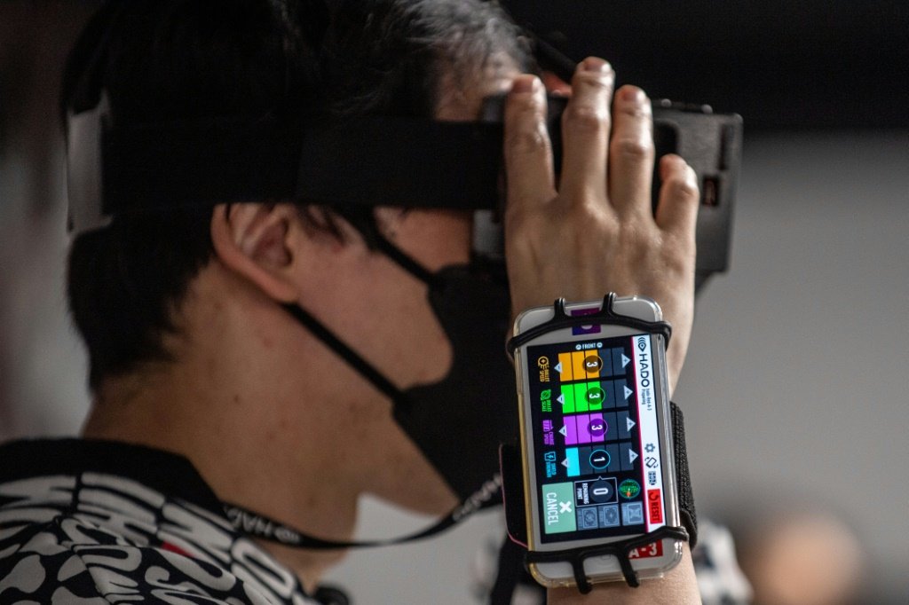 Homem usa equipamento de realidade aumentada durante 'preview' do parque de eSports Red Tokyo Tower, em 20 de abril de 2022 (AFP/AFP)