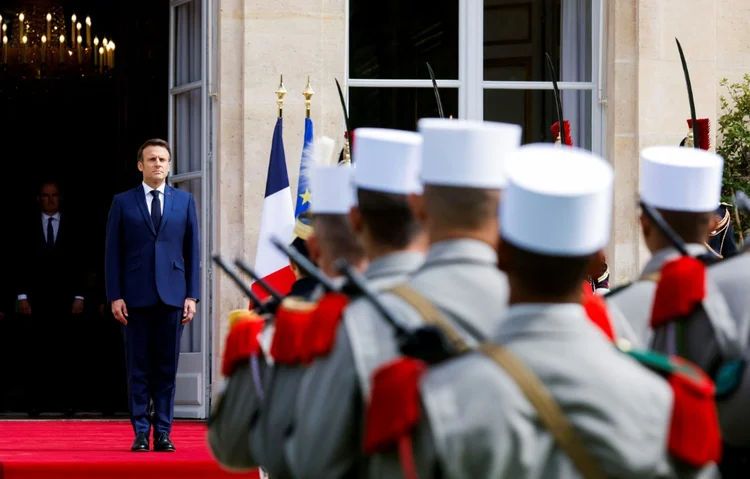 O presidente Emmanuel Macron revista tropas antes de cerimônia de posse no Palácio do Eliseu

 (AFP/AFP)