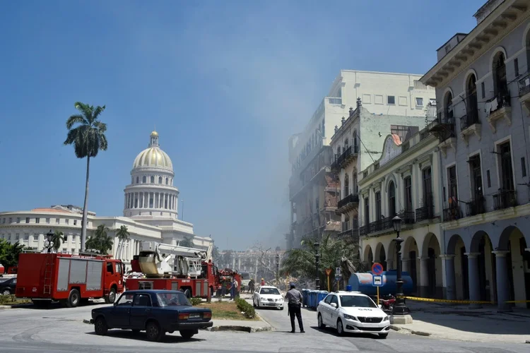 Explosões: resgatistas trabalham após explosão no hotel Hotel Saratoga, em Havana, em 6 de maio de 2022

 (AFP/AFP)