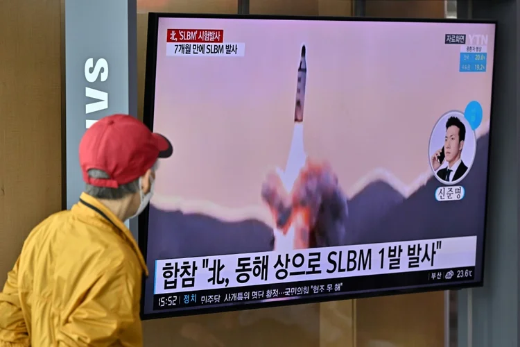 Coreia do Norte: televisão em Seul mostra noticiário informando o teste de míssil norte-coreano

 (AFP/AFP)