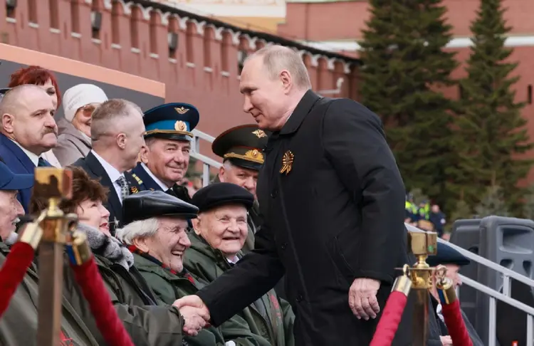 O presidente russo Vladimir Putin cumprimenta veteranos de guerra antes do desfile militar que celebra a vitória da URSS sobre a Alemanha nazista na Segunda Guerra Mundial (AFP/AFP)