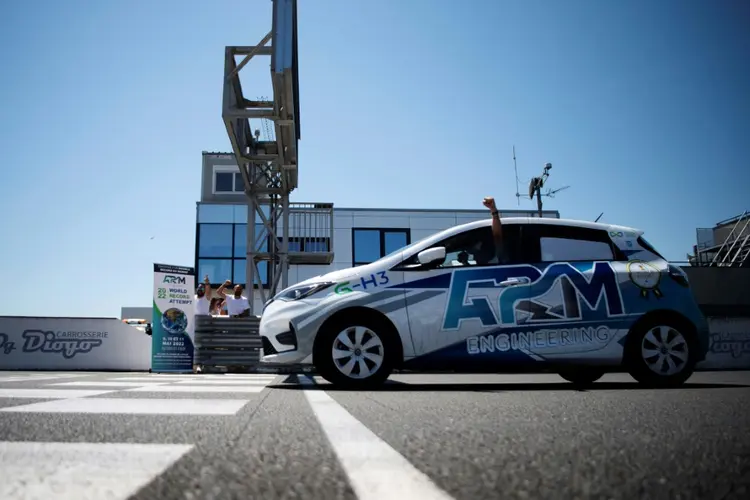 O carro elétrico de célula de combustível de última geração da ARM Engineering, o G-H3, tenta quebrar um recorde de distância dupla no circuito de Albi, em Albi, sudoeste da França. (AFP/AFP)