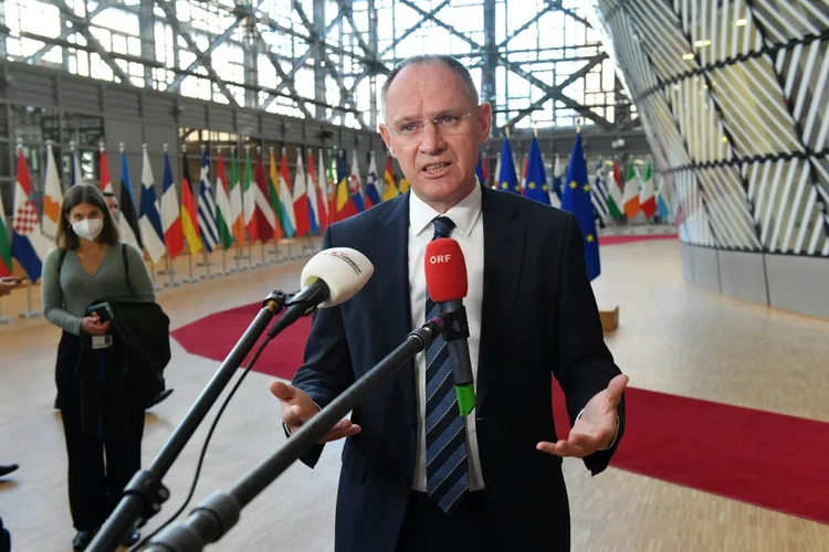 O ministro do Interior da Áustria, Gerhard Karner, discursa a jornalistas durante um Conselho Extraordinário de Justiça e Assuntos Internos da UE sobre a situação na Ucrânia, na sede da UE em Bruxelas, em 27 de fevereiro de 2022 (AFP/AFP)