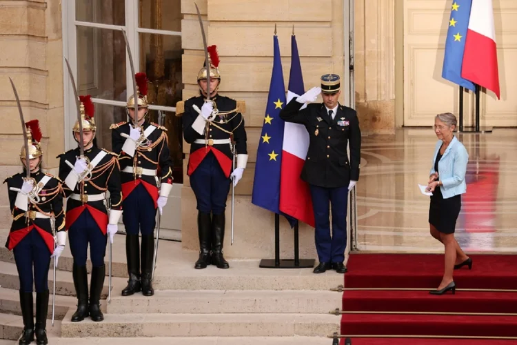 A nova primeira-ministra da França Elisabeth Borne em cerimônia no Hotel Matignon, em Paris, em 16 de maio de 2022

 (AFP/AFP)