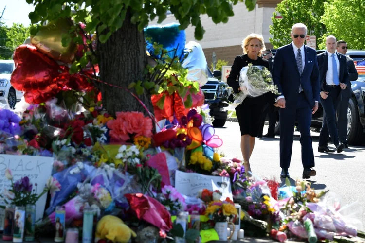 O presidente americano, Joe Biden, e sua esposa, Jill, em 17 de maio de 2022, em Buffalo (AFP/AFP)