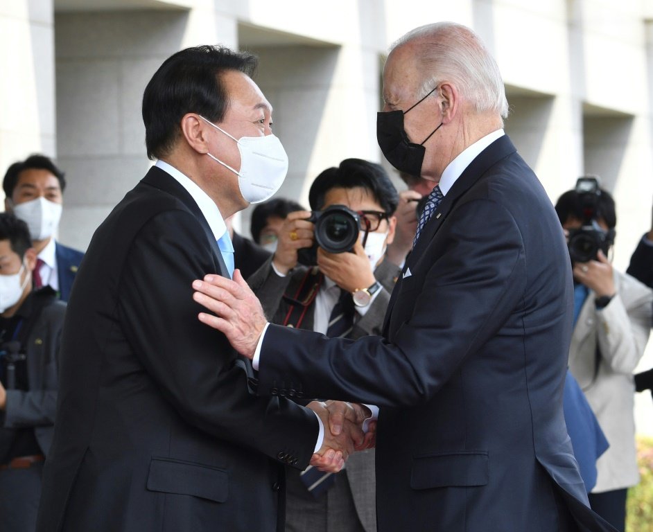 O presidente sul-coreano, Yoon Suk-yeol, cumprimenta o presidente americano, Joe Biden, em Seul, na primeira visita do presidente americano à Ásia desde que assumiu o cargo. (AFP/AFP)