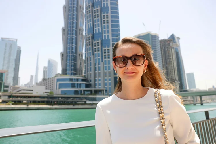 A advogada Daria Nevskaya em Dubai, em 24 de maio de 2022 (AFP/AFP Photo)