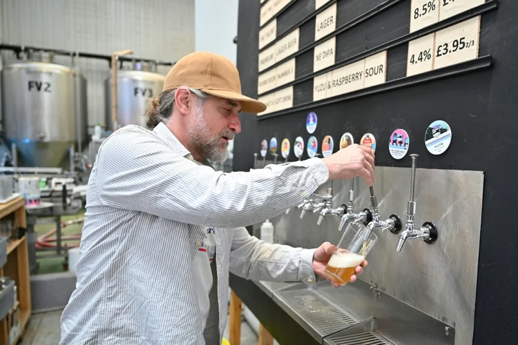 Expediente na cervejaria Pressure Drop Brewery, no norte de Londres (Justin TALLIS/AFP)