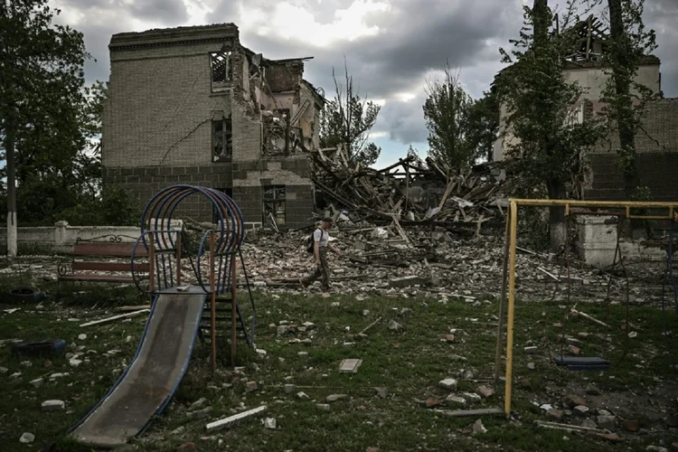 Guerra: O governador acrescentou que a rodovia que liga Severodonetsk à cidade de Lyssychansk e depois com a localidade Bakhmut (mais ao sul) é muito perigosa para permitir a retirada de civis e o transporte de ajuda humanitária (AFP/AFP)
