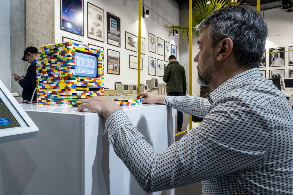 Jacek Lupina, proprietário do novo Museu da Apple em Varsóvia, opera um computador Macintosh feito de peças de Lego