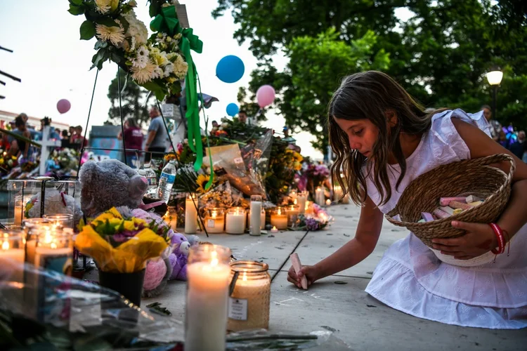 Criança em homenagem às vítimas de Uvalde: vítimas eram da quarta série do ensino fundamental (AFP/AFP)