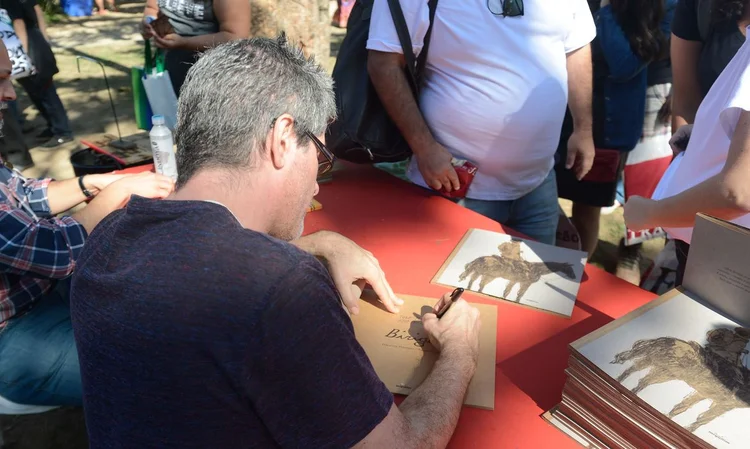 O escritor Maurício Meirelles autografa livro na Praça da Matriz durante a Flipinha. (Tomaz Silva/Agência Brasil)