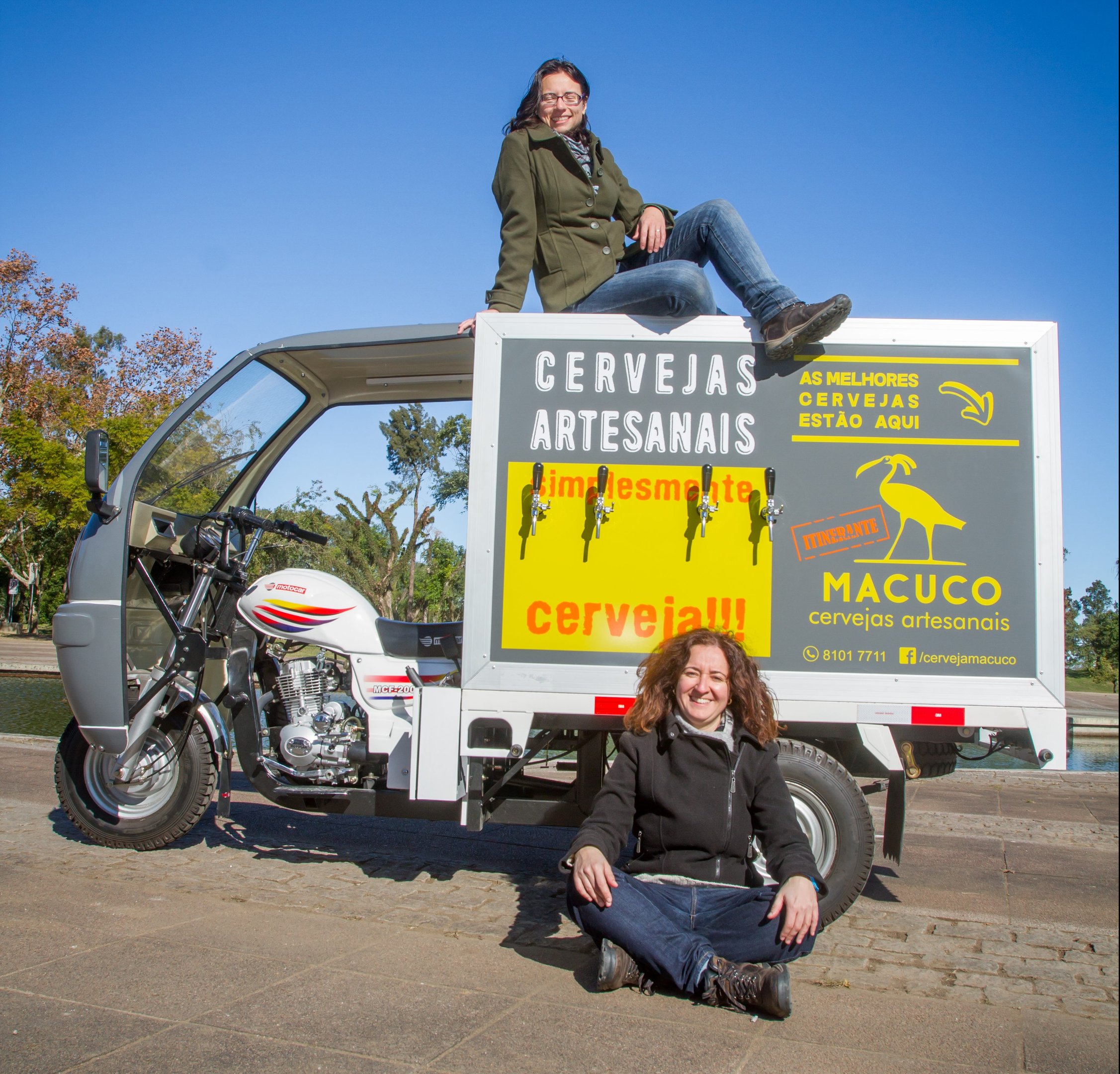 Cerveja Macuco: Michelle Ferraz e Fernanda Nascimento com a moto adapta para vender cervejas