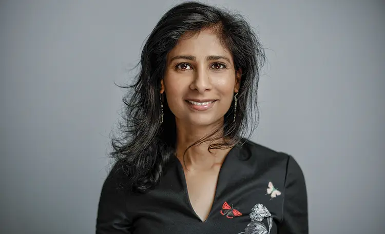 A economista indiana Gita Gopinath: primeira mulher a ocupar o cargo de economista-chefe do FMI (Jason Alden/Bloomberg/Getty Images)