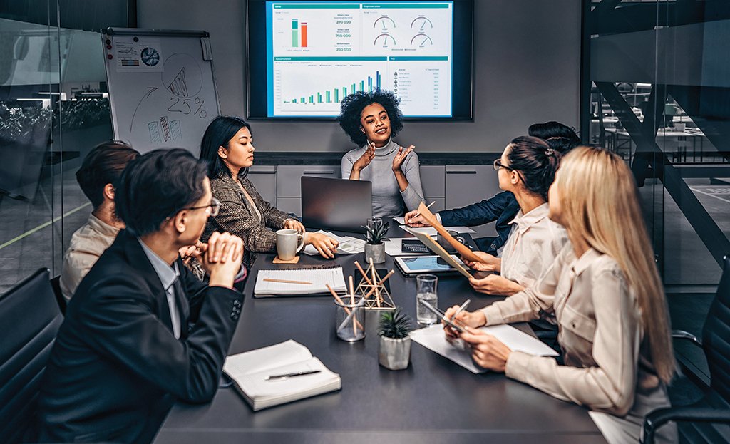 Reunião corporativa: maior presença feminina nos negócios poderia gerar 12 trilhões de dólares anuais ao PIB global (Harbucks/Getty Images)