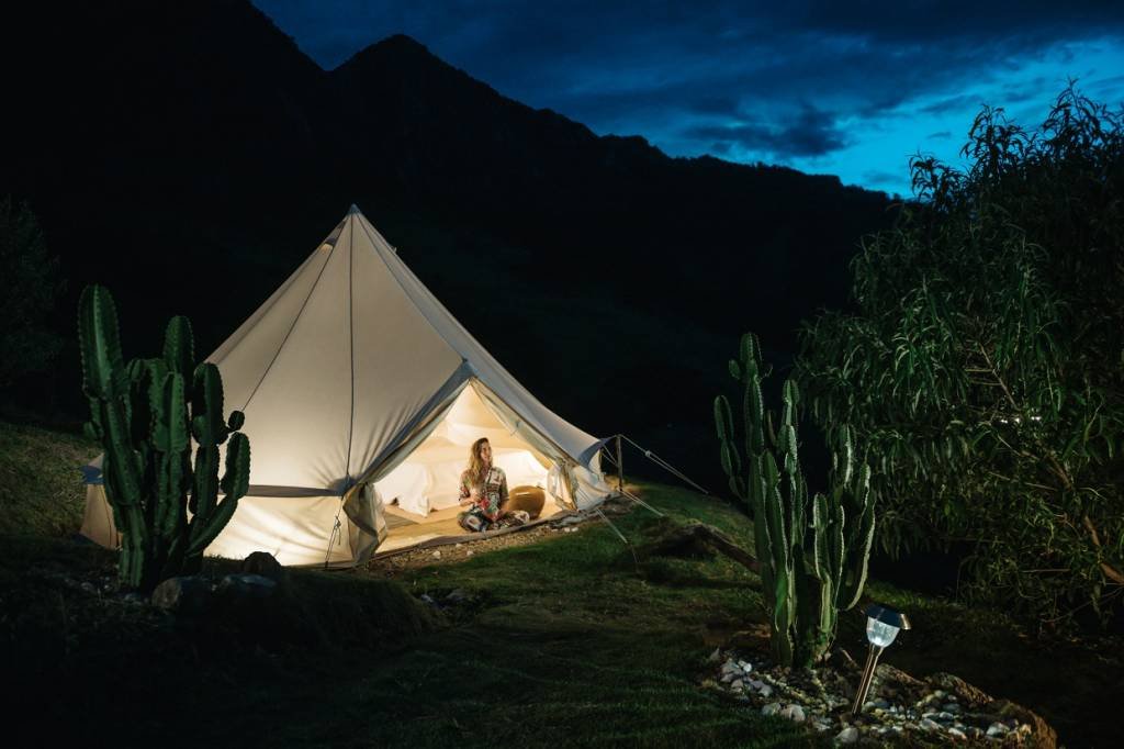 Tendas têm cama de casal e seguem proposta de camping luxuoso (Bio2/Divulgação)