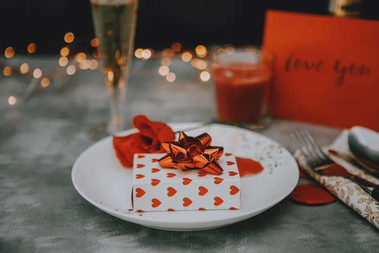 As velas têm o poder de deixar qualquer decoração ainda mais romântica e intimista.  (Carol Yepes/Getty Images)