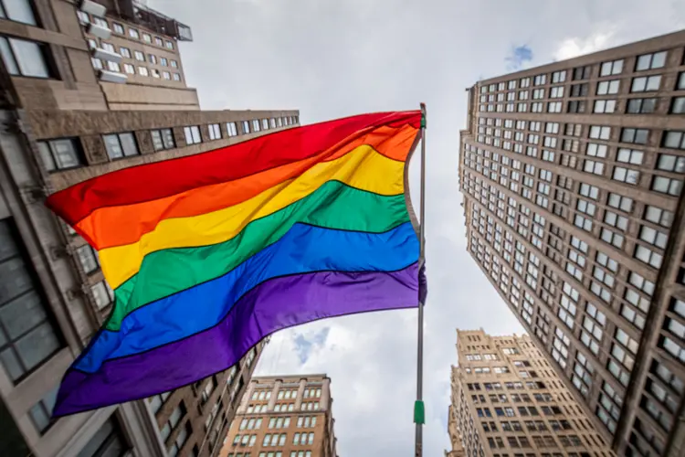 LGBTQIA+: 43% dos investidores do grupo buscam informações financeiras para seus aportes em bancos tradicionais (Erik McGregor/LightRock/Getty Images)