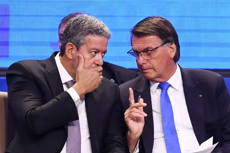 Lira e Bolsonaro: esforço no Congresso perto das eleições para ampliar Auxílio Brasil para R$ 600 e reduzir impostos (EVARISTO SA/AFP/Getty Images)