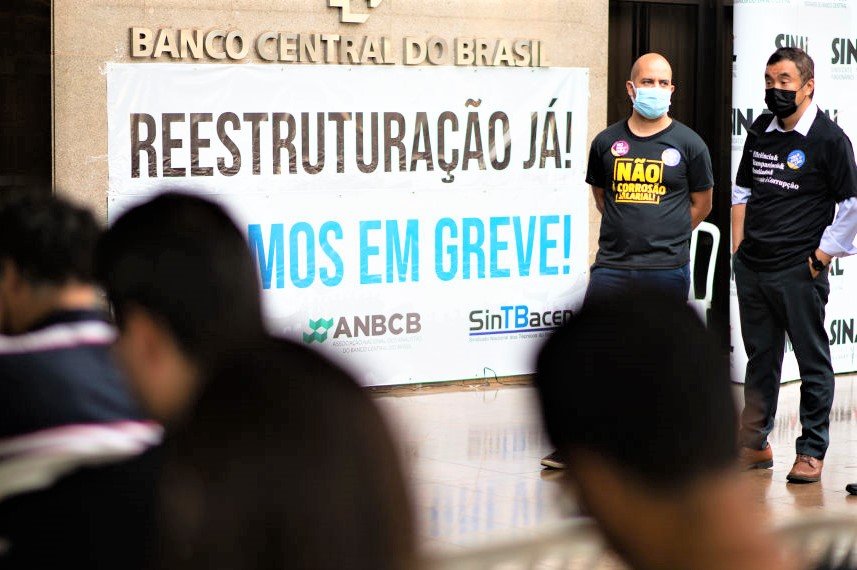 Cartaz de greve de funcionários do Banco Central em frente à sede, em Brasília (Andressa Anholete/Bloomberg/Getty Images)