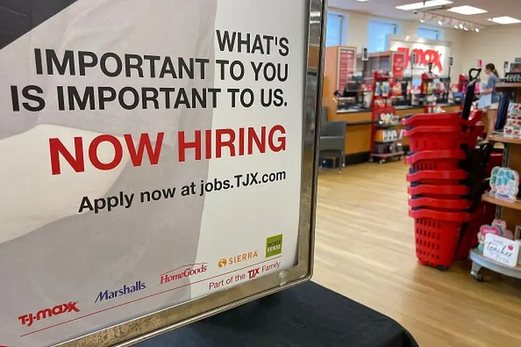 Placa de "estamos contratando" em rede varejista americana T.J. Max (JIM WATSON/AFP/Getty Images)
