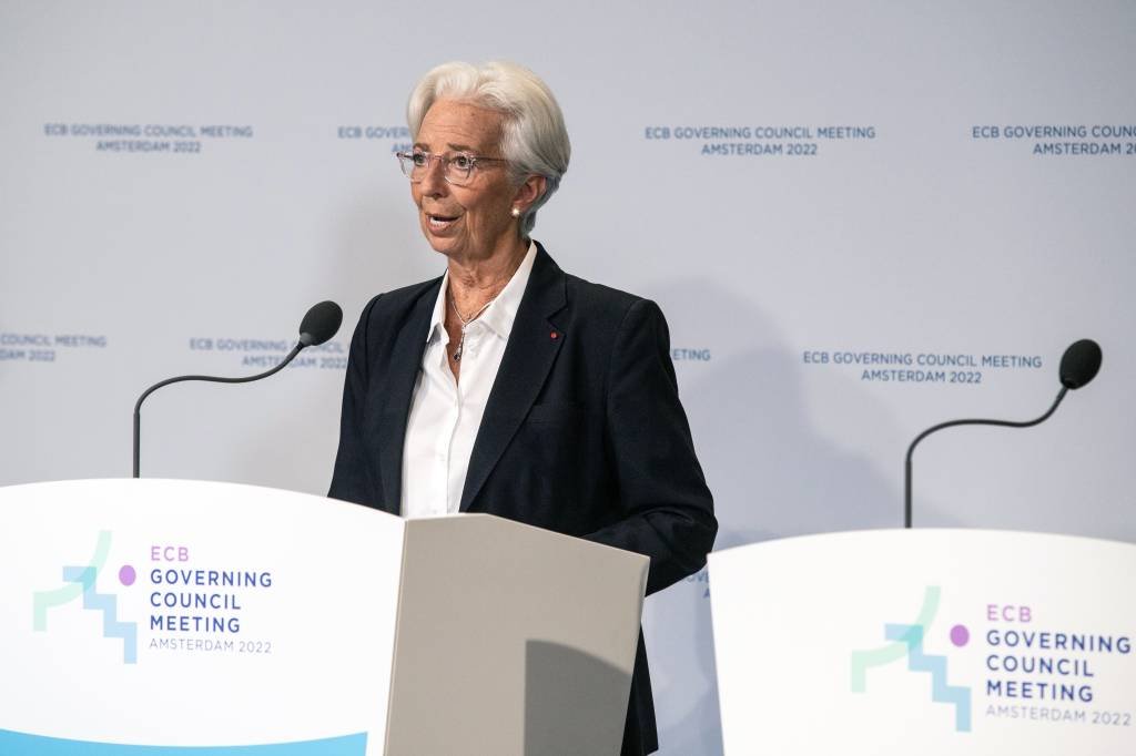 'Vamos manter trajetória atual de aumento de juros', diz Lagarde em Davos