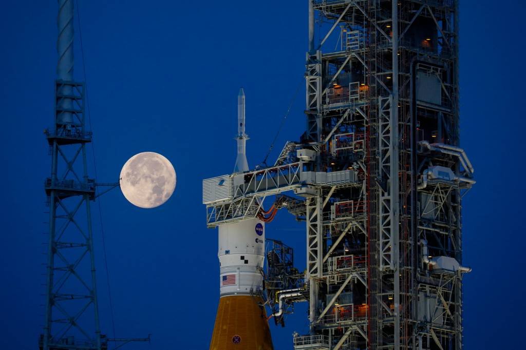 A partir de 2024, os astronautas embarcarão para fazer a mesma jornada e, no ano seguinte (no mínimo), voltarão a pisar na Lua (EVA MARIE UZCATEGUI/AFP/Getty Images)