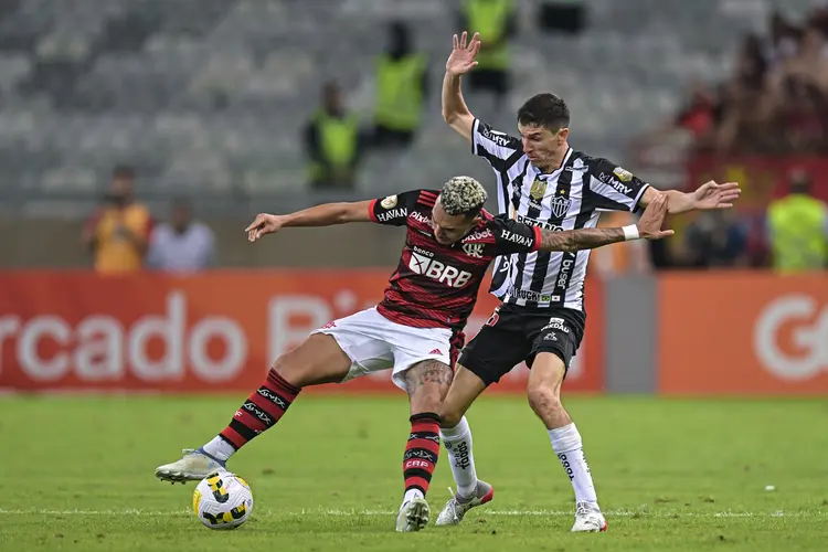 BELO HORIZONTE, BRAZIL - JUNE 19: Nacho Fernandez (R) of Atletico Mineiro and Matheuzinho (L) of Flamengo fight for the ball during a match between Atletico Mineiro and Flamengo as part of Brasileirao 2022 at Mineirao Stadium on June 19, 2022 in Belo Horizonte, Brazil. (Photo by Pedro Vilela/Getty Images) (Pedro Vilela/Getty Images)