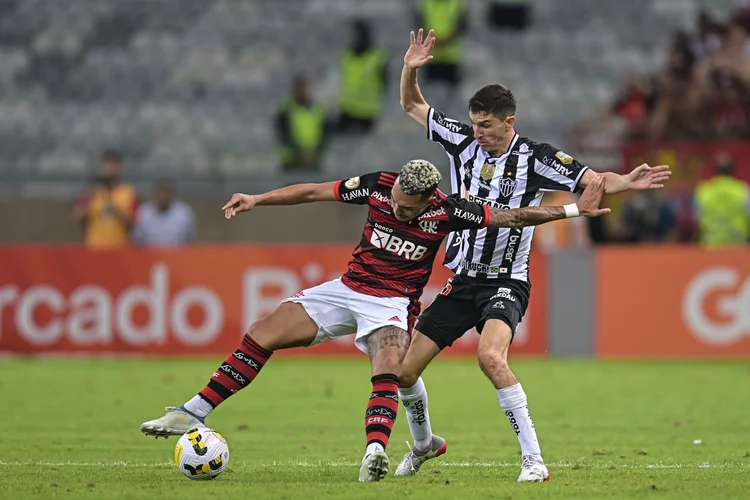 BELO HORIZONTE, BRAZIL - JUNE 19: Nacho Fernandez (R) of Atletico Mineiro and Matheuzinho (L) of Flamengo fight for the ball during a match between Atletico Mineiro and Flamengo as part of Brasileirao 2022 at Mineirao Stadium on June 19, 2022 in Belo Horizonte, Brazil. (Photo by Pedro Vilela/Getty Images) (Pedro Vilela/Getty Images)