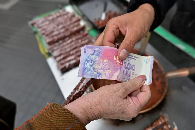 Argentina: dólar blue superou a marca de 500 pesos argentinos (LUIS ROBAYO/Getty Images)