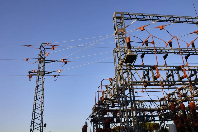 Os leilões de reserva de capacidade têm o objetivo de garantir a continuidade do fornecimento de energia elétrica para toda a população. (Jesus Hellin/Europa Press/Getty Images)