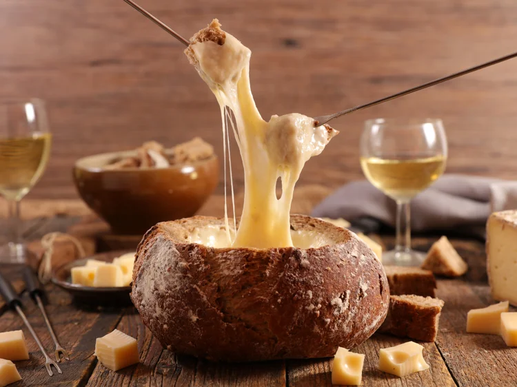 Fondue de queijo. (margouillatphotos/Getty Images)