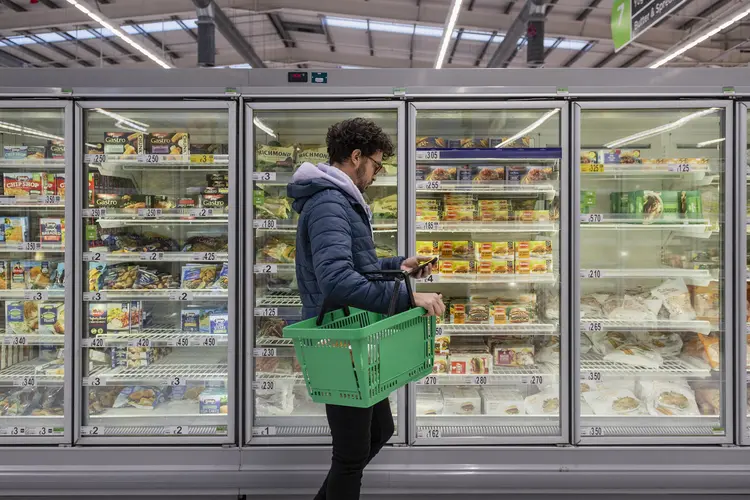 Supermercado: saiba como driblar os efeitos da inflação sobre os hábitos de consumo pessoais (Reprodução/Getty Images)