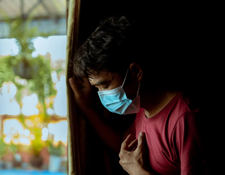 Covid longa: pessoas com a doença têm manifestações clínicas novas, recorrentes ou persistentes após o período de infecção aguda pelo novo coronavírus (Jikaboom/Getty Images)