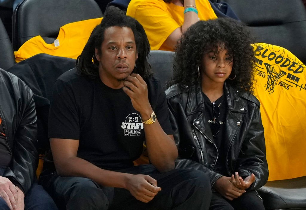 Rapper Jay-Z e Blue Ivy Carter em jogo da NBA (Thearon W. Henderson/Getty Images)