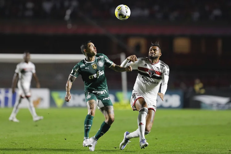 SAO PAULO, BRAZIL - JUNE 20: Reinaldo (R) of Sao Paulo fights for the ball with Dudu of Palmeiras  during the match between Sao Paulo and Palmeiras as part of Brasileirao Series A 2022 at Morumbi Stadium on June 20, 2022 in Sao Paulo, Brazil.  (Photo by Ricardo Moreira/Getty Images) (Ricardo Moreira/Getty Images)