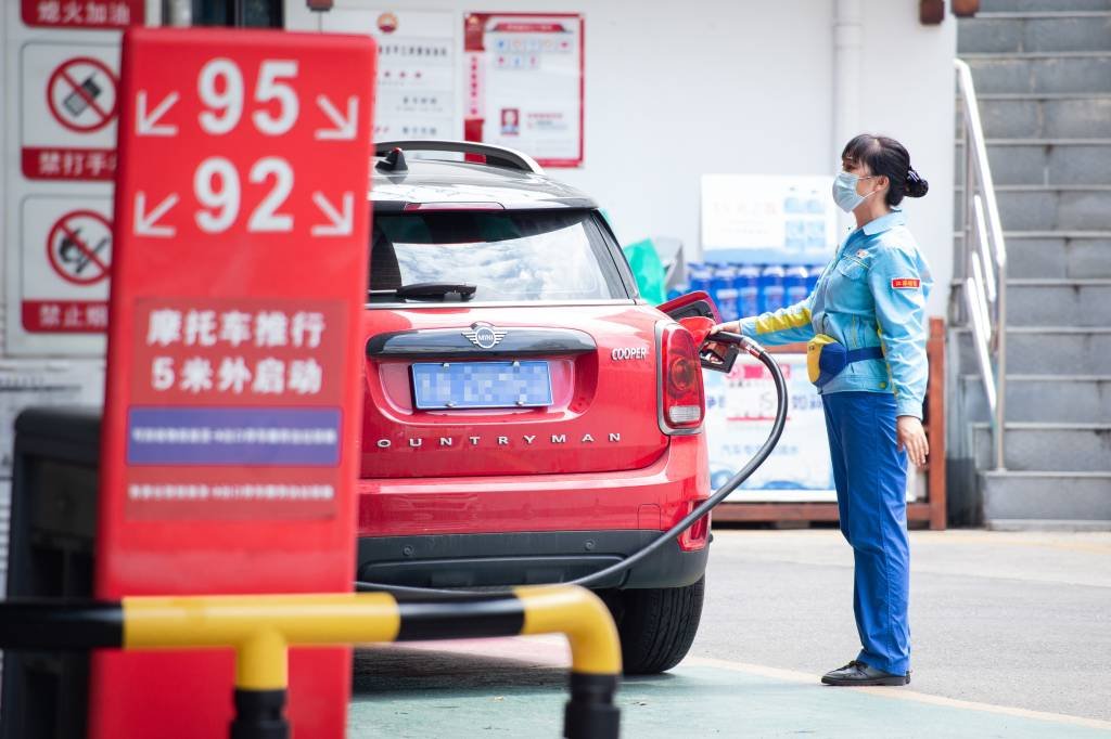 NANJING, CHINA - JUNE 28: An employee refuels a vehicle at a gas station of China National Petroleum Corporation (PetroChina) on June 28, 2022 in Nanjing, Jiangsu Provine of China. (Photo by Su Yang/VCG via Getty Images) (Su Yang/VCG/Getty Images)